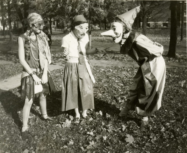 What is the style of Halloween costume of old people? Picture 11