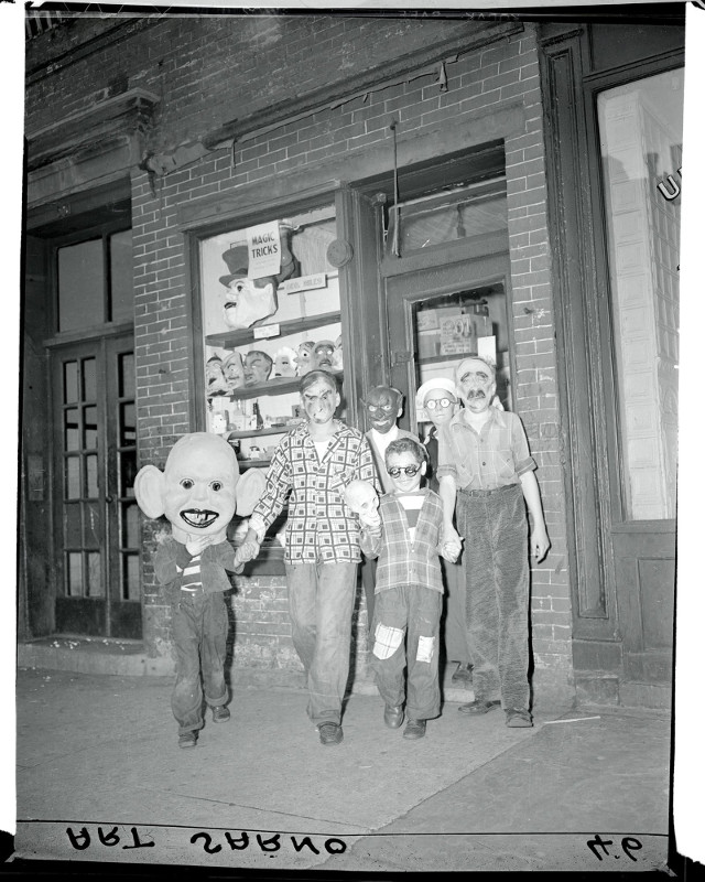 What is the style of Halloween costume of old people? Picture 12