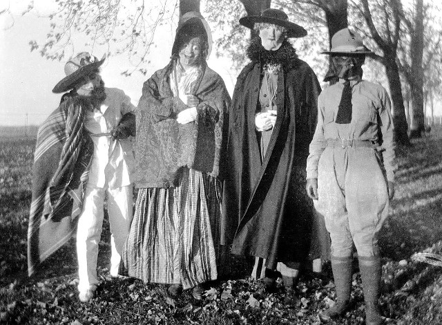 What is the style of Halloween costume of old people? Picture 15