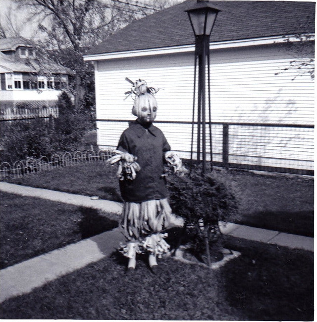 What is the style of Halloween costume of old people? Picture 17