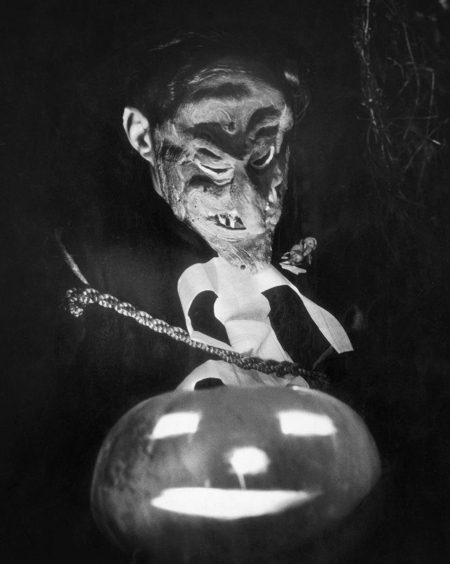 What is the style of Halloween costume of old people? Picture 18