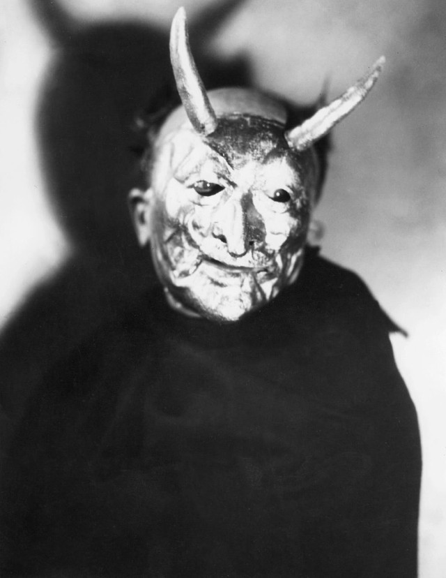 What is the style of Halloween costume of old people? Picture 6