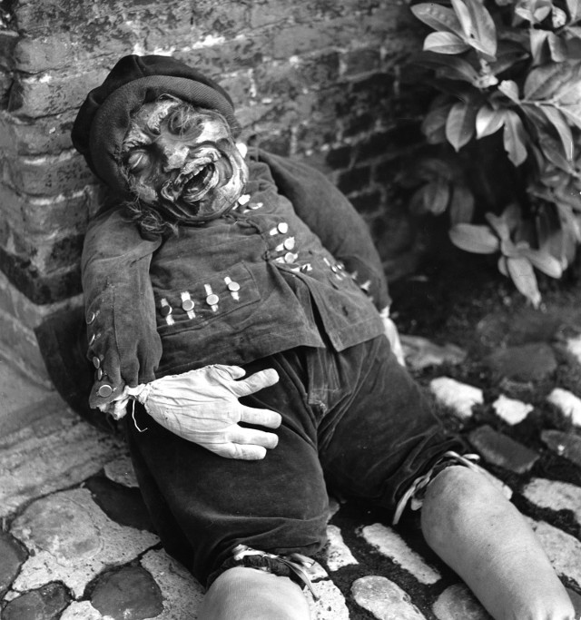 What is the style of Halloween costume of old people? Picture 9