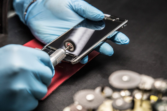 What makes Vertu phones the most expensive brand in the world? Picture 5