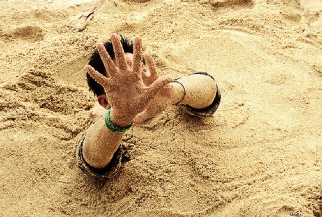 What to do to escape when being laid down in quicksand? Picture 1