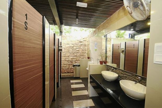 When going to a public toilet, you should choose this room because it is 'clean' Picture 3