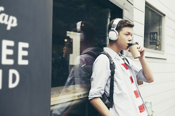 When you have problems at work, open a song you love and listen to Picture 3