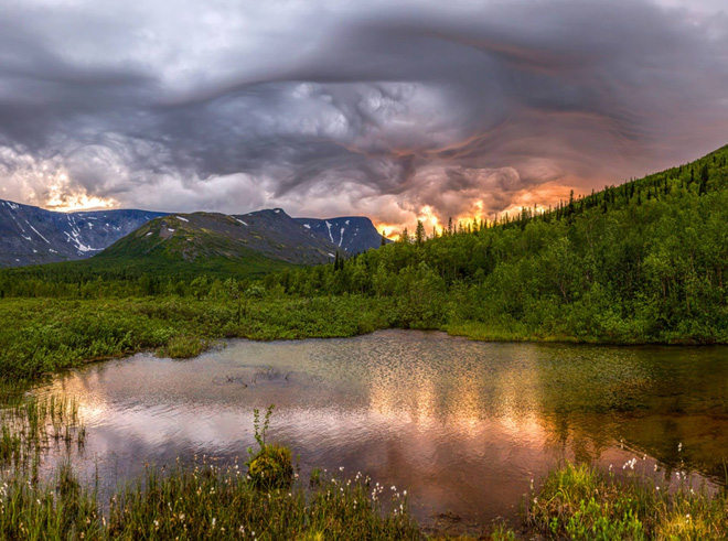 White rainbow, glowing sky, thunder storm and the most bizarre weather phenomena in the past year! Picture 18