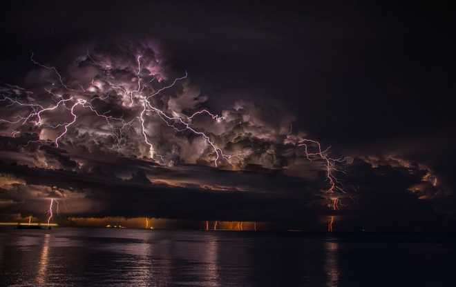White rainbow, glowing sky, thunder storm and the most bizarre weather phenomena in the past year! Picture 25