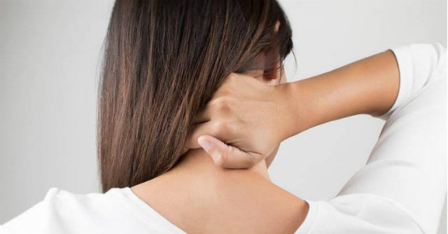 Why do neck and neck aches hurt in the winter? How to reduce pain and prevent? Picture 3