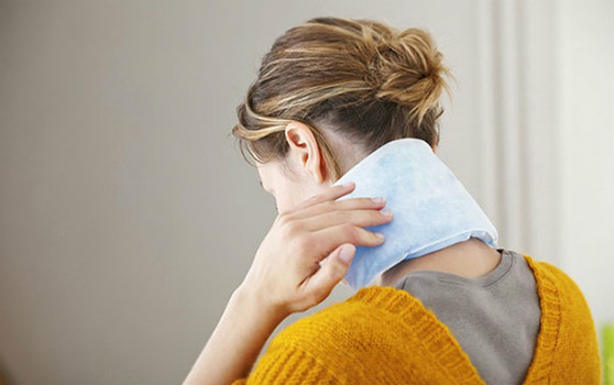 Why do neck and neck aches hurt in the winter? How to reduce pain and prevent? Picture 4