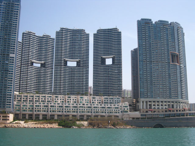 Why do so many skyscrapers in Hong Kong have holes in the middle? Picture 1
