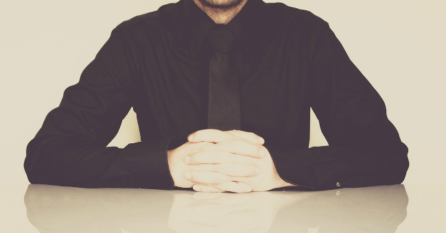 10 Signs That Your Manager Just Likes to Control, Not a Real Leader