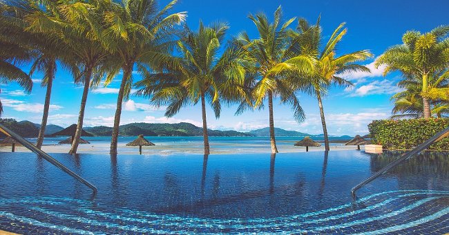 12 Essential Items You Should Bring When Traveling