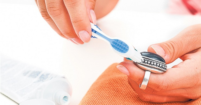 12 Great Uses of Toothpaste You May Not Know Yet
