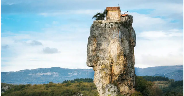 21 Breathtaking Photos of the World's Most Isolated Buildings