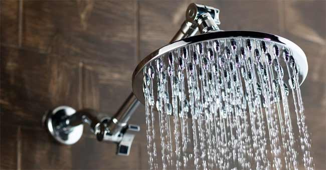4 Simple Steps to Clean the Shower: White Vinegar