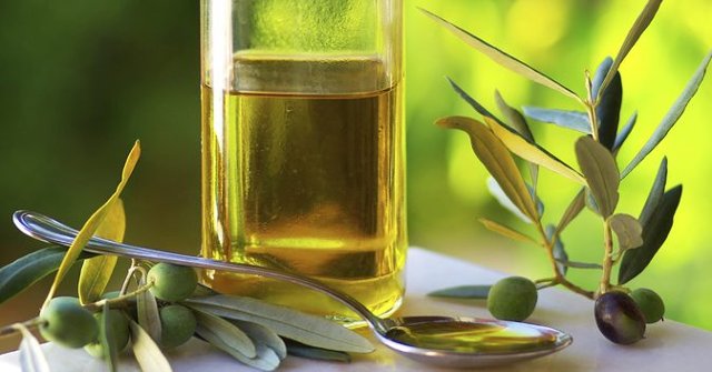 9 Reasons You Should Drink Some Olive Oil When You're Hungry