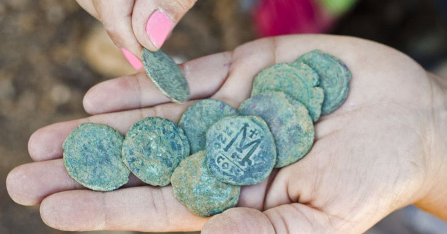 9-year-old 1400-year-old Byzantine Coins Found in the Jerusalem Highway
