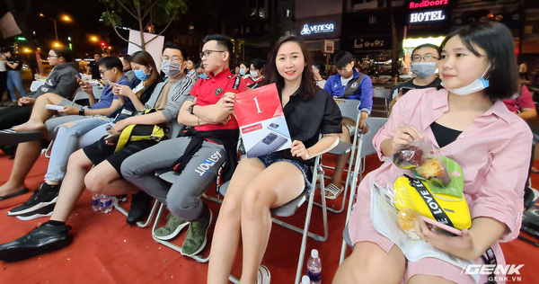 A Lot of Users Are Waiting in Line to Buy the First Galaxy S20 in
