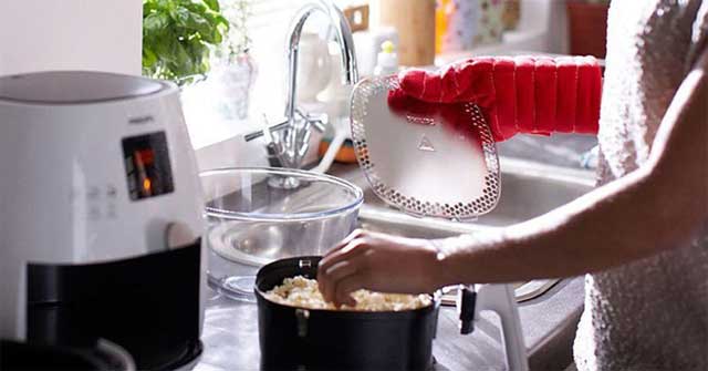A Simple Way to Clean the Oil-free Fryer Protects the Non-stick