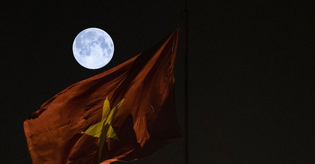 Admire the Super Moon in the Sky of Hanoi at Dawn 10/3