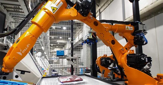 Admire Uniqlo's Ultra-modern Robot, Which Can Fold Clothes and