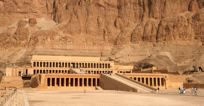 Archaeologists Explore the 2,000-year-old Tomb in Alexandria and 300 Strange Artifacts