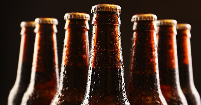 Australian Man Borrowed Crab Claws to Open the Cap of Beer Bottle