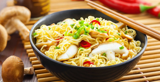 Check the Process of Frying Instant Noodles in the Factory