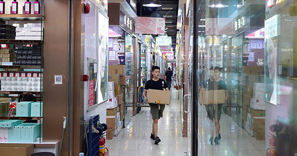 Cuong Cuong -- China's Most Famous Electronic Market Is Now 'Dyed