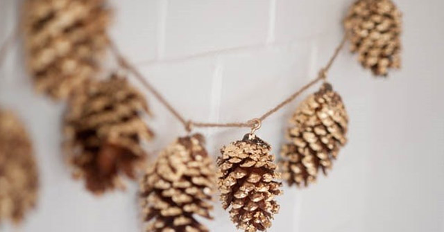 Decorate the Very Beautiful Christmas House with Pine Needles