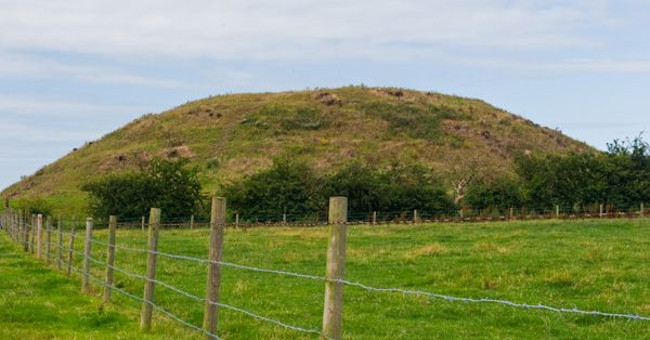 Discovered an Ancient Mound of 2,500 Years Old in England
