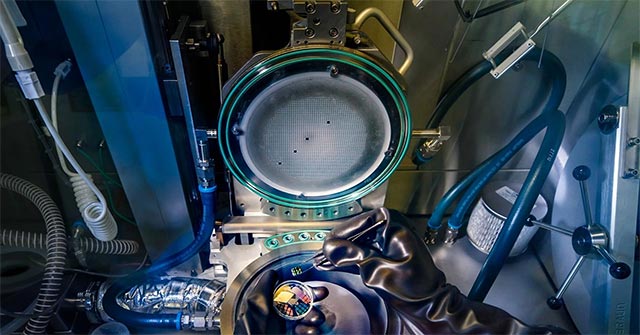 Glowing Silicon: the Key to Big Strides in the Semiconductor