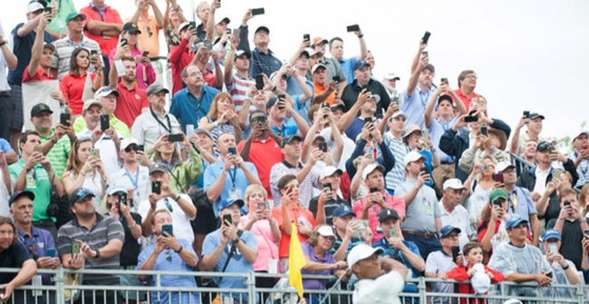 How the Smartphone Changes the World, These 2 Photos of Tiger Woods Will Give You the Answer?