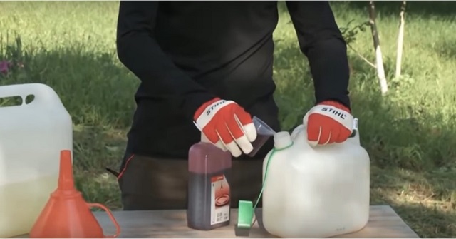 How to Mix Gasoline with a Standard Ratio Viscosity for a Lawn
