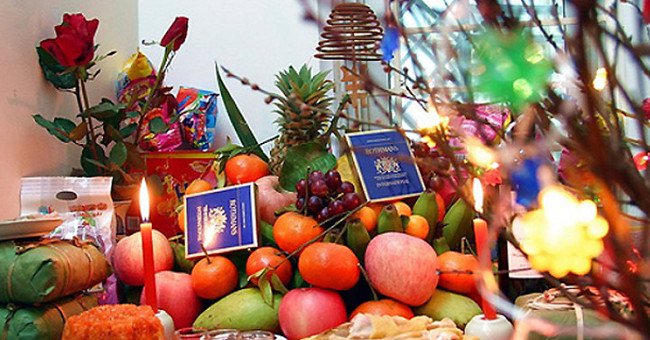 How to Present the Tray to Offer over the Gift of Fortune