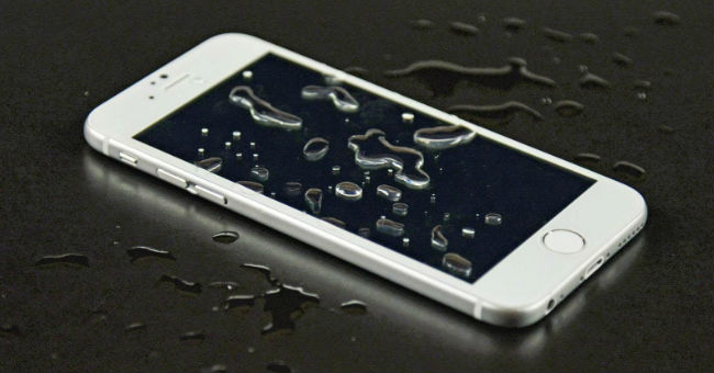 How to Remove and Repair iPhone Contaminated with Water and Liquid