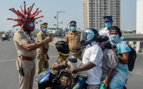 Indian Police Put on a Unique Helmet of the Invisible