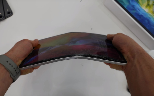 iPad Pro 2020 Inherits Both the Unwanted 'Feature' Apple of