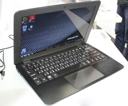 Laptop Photos with Carbon Shell Weigh Less Than 1 Kg