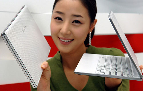 LG Laptop Challenges MacBook Air with 'Open Envelope' Clip