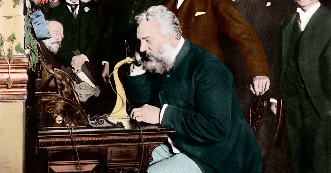 Look Back at the 9 Photos of 'Ducking Swans' of the Phone After 80 Years