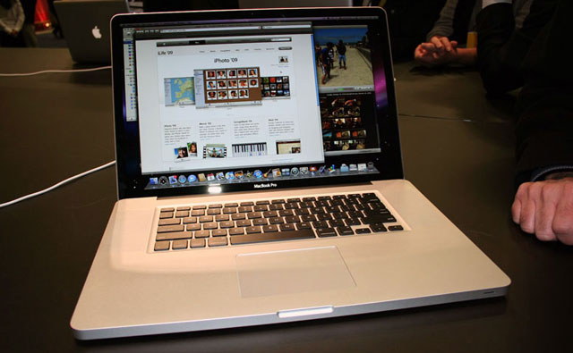 MacBook Pro Laptop Runs Android for More Than 1 Day