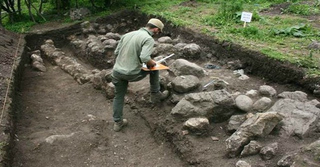 Many Thousands of Years Old Stone Artifacts Were Found in the North Iran Cemetery