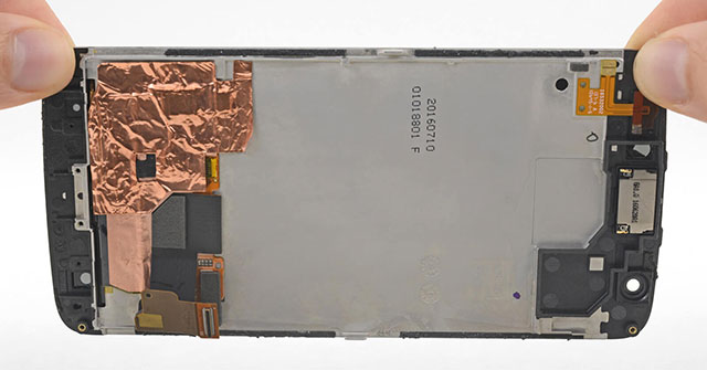 Motorola Is the First Phone Company to Sell a Phone Repair Kit