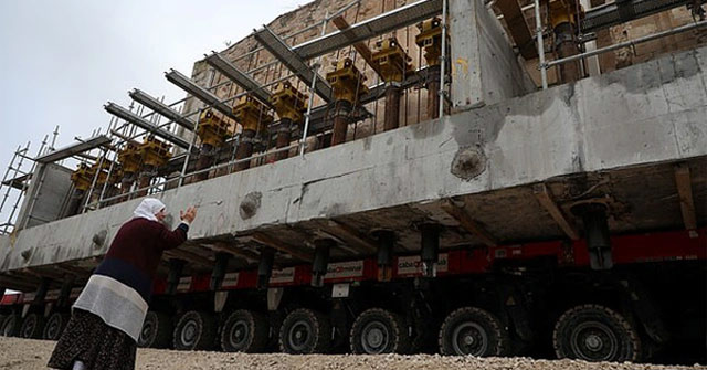 Move the Old 1700-ton Church with a 256-wheeler Truck 5km Away