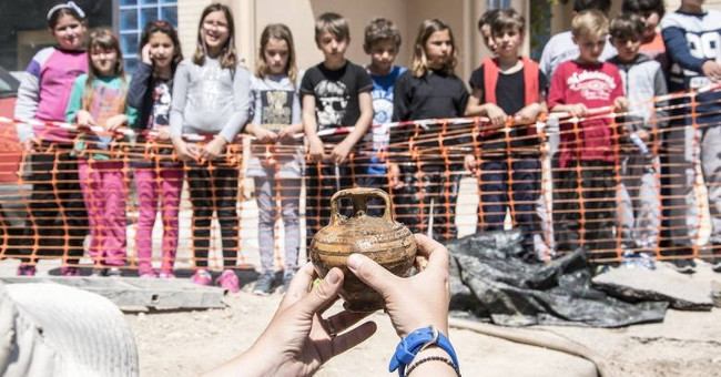 Mycenean-era Tombs with Dozens of Evidence Were Discovered in Salamina