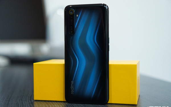 On the Hands of Realme 6 Pro: the Back of Lightning