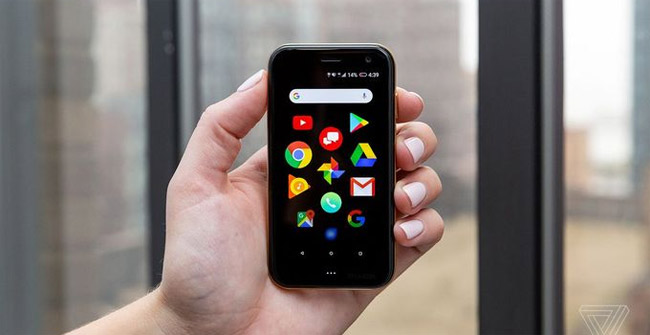 Palm Revived with a Tiny Phone Model Just by ATM Card